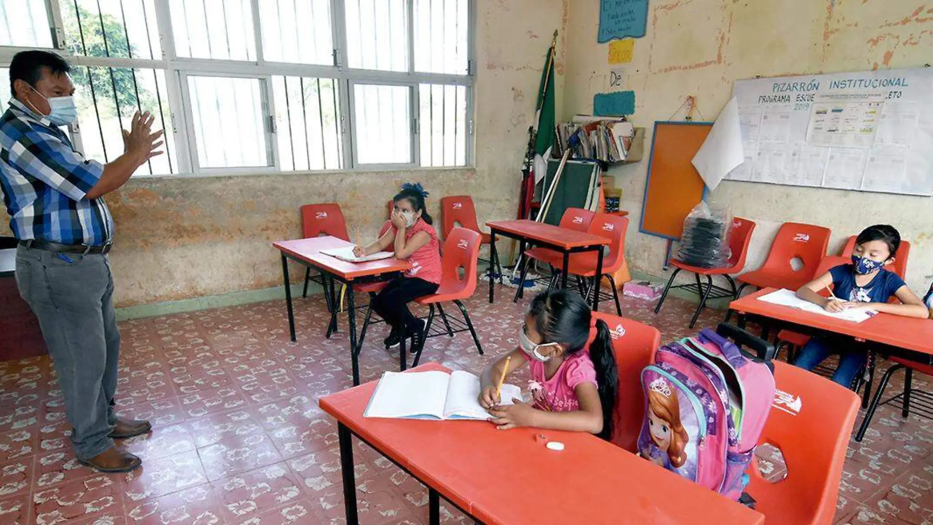 Maestro en salón de clases